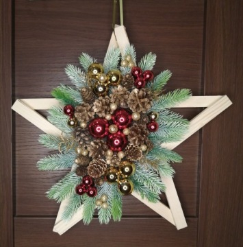 Украшение венком рождественской двери