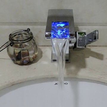 Смеситель для ванной комнаты RGB с водопадом