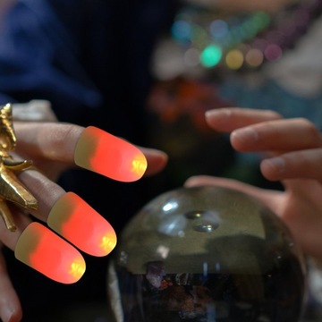 Игрушки на Хэллоуин, светодиодная лампа на палец, трюки с пальцами