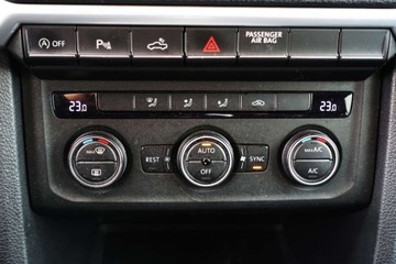 Volkswagen Amarok I Pick Up Double Cab Facelifting 3.0 TDI 258KM 2019 Volkswagen Amarok Bezwypadek salonPL HAK 4Mot. 3.0 V6 Kamera Tempoma, zdjęcie 20