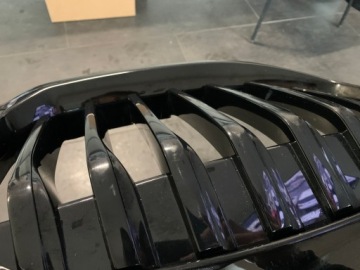 Решетка радиатора BMW 1 F40, черная, половина