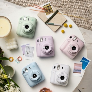 Камера моментальной печати Fujifilm Instax Mini 12, синий корпус, рамка шаколла