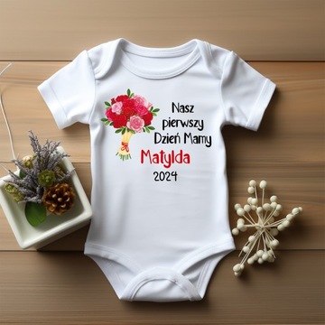 Детское боди НАШ ПЕРВЫЙ ДЕНЬ МАТЕРИ с любым именем ребенка