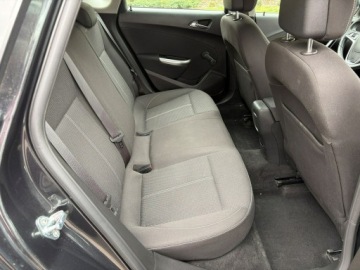 Opel Astra J Hatchback 5d 1.4 Turbo ECOTEC 120KM 2011 Opel Astra 1.4 turbo 120 KM Sportowe fotele Alu 18, zdjęcie 14