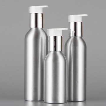 с 2 пустыми бутылками шампуня для душа