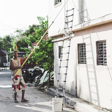 Выдвижная и складная телескопическая лестница длиной 4,4 м.