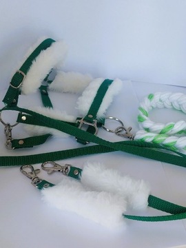 Недоуздок для лошади-любителя А4 с меховым зеленым поводком и поводьями