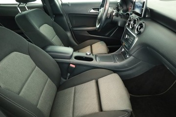 Mercedes GLA I Off-Roader Facelifting 1.6 180 122KM 2019 Mercedes GLA GLA 180, Salon Polska, Automat, zdjęcie 6