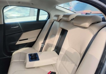 Jaguar XE Sedan 2.0 i4 180KM 2016 Jaguar XE 2016r. SALON POLSKA. 2.0 DIESEL. AUTOMAT.Uszkodzony lewy przod., zdjęcie 9