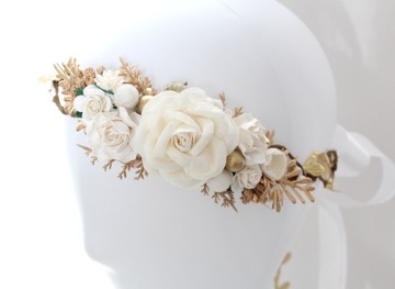 Венок причастия в бело-золотом цвете, элегантный и живой.