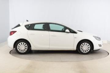 Opel Astra J Hatchback 5d 1.6 Turbo ECOTEC 180KM 2009 Opel Astra 1.6 T, Navi, Xenon, Klima, Klimatronic, zdjęcie 5