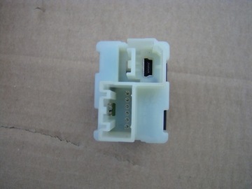 CAMARO HNÍZDO VSTUP AUX USB 2016-