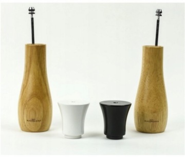 Набор из 2-х деревянных ручных мельниц для измельчения соли и перца.