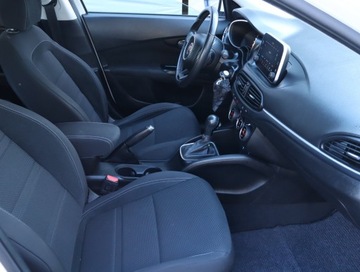 Fiat Tipo II Hatchback 1.6 MultiJet 120KM 2017 Fiat Tipo 1.6 MultiJet, Automat, Navi, Klima, zdjęcie 8