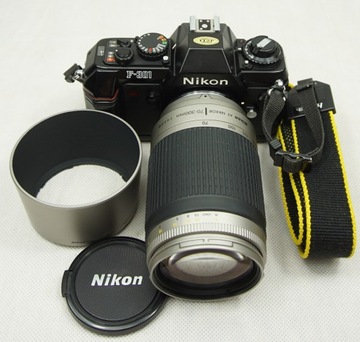 NIKON F-301 z obiektywem AF NIKKOR 70-300mm 1:4-5.6 G, dekielkiem i osłoną