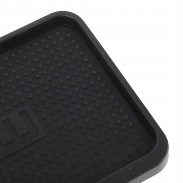 Прочный противоскользящий коврик для автомобиля.