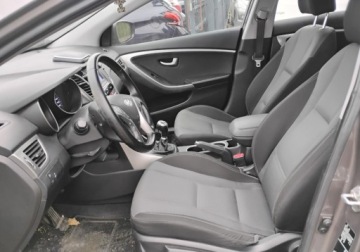 Hyundai i30 II 2015 Hyundai i30 2015r. 1.6 CRDI. Uszkodzony tyl i lekko lewy przod. Jezdzi., zdjęcie 6