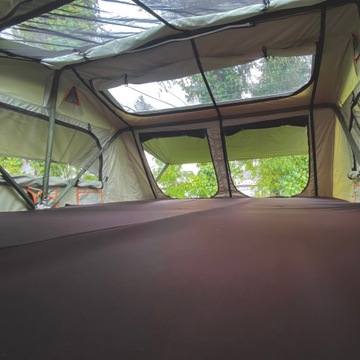 Зеленая палатка Wild Camp Hudson 220, установленная на перилах и перекладинах