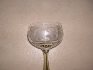 Бокалы для вина из гравированного и рифленого стекла.