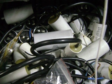 KONDENSATOR ROZRUCHOWY DO SILNIKA 2,5uF 450V PL