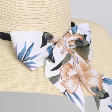 Słomkowy kapelusz damski falowany plażowy