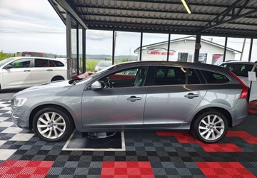 Volvo V60 I Kombi Facelifting 2.0 D3 DRIVE-E 150KM 2015 Volvo V60 Volvo V60 I Zadbane Zarejestrowane 2.0 Diesel 150KM, zdjęcie 2