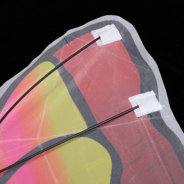 Красивая бабочка летает на открытом воздухе для детей. Пляжный стиль, детский спорт 2