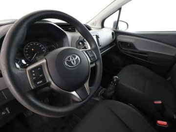 Toyota Yaris III Hatchback 5d Facelifting 2017 1.5 Dual VVT-iE 111KM 2019 Toyota Yaris kamera klima, zdjęcie 13