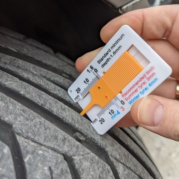 МАНОМЕТР, ИЗМЕРЯЮЩИЙ ГЛУБИНУ ВЫСОТЫ ПРОТЕКТОРА ШИНЫ