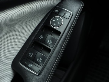 Mercedes Klasa A W176 Hatchback 5d 1.6 180 BlueEFFICIENCY 122KM 2012 Mercedes A A 180, Skóra, Navi, Xenon, Bi-Xenon, zdjęcie 12