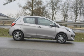 Toyota Yaris III Hatchback 5d Facelifting 1.33 Dual VVT-i 99KM 2015 Toyota Yaris 1.33 Benzyna nawi hak kamera cofania, zdjęcie 10