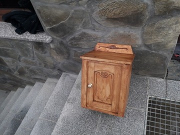 Rzezbiona Apteczka szafka wiszaca secesja lita sosna
