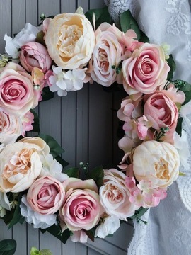 ДВЕРНОЙ ВЕНОК, ПЛЕТЕННОЕ ПЛАТЬЕ С ЦВЕТАМИ, 38 см