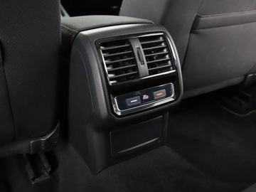 Volkswagen Passat B8 Variant 2.0 TDI BlueMotion SCR 150KM 2019 Volkswagen Passat navi czujniki parkowania, zdjęcie 38