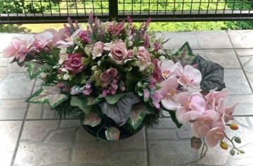 Украшение могилы, кладбищенский букет, фиолетовый вереск.