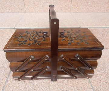 РЕЗЬБОВАЯ МАШИНА XL, деревянная, инкрустация резьбой - коробка