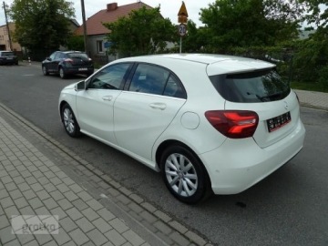 Mercedes Klasa A W176 Hatchback 5d Facelifting 160 102KM 2017 Mercedes-Benz Klasa A Mercedes-Benz Klasa A W176 160 BIALA PERLAXENONYLedy, zdjęcie 1