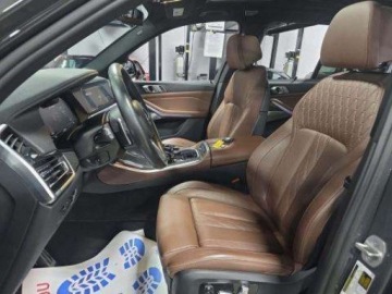 BMW X5 G05 2023 BMW X5 M50i 2023 4.4 Benzyna 523KM, zdjęcie 6