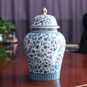 Фарфор в китайском стиле сине-белый S 12x20,5 см.