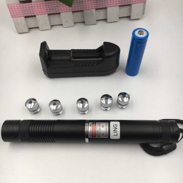 МОЩНЫЙ СИНИЙ ЛАЗЕР ПРОЖИГАЕТ ОТВЕРСТИЯ В УКАЗКЕ