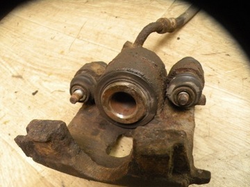 CHRYSLER SEBRING 01-06 TŘMEN BRZDY LEVÝ ZADNÍ