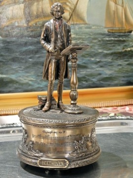 Статуэтка Людвига Ван Бетховена музыкальная шкатулка на постаменте v