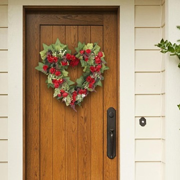 Венок ко Дню святого Валентина в форме сердца. Венок из красной розы.