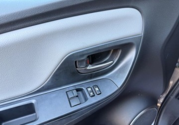 Toyota Yaris III Hatchback 5d Facelifting 1.0 VVT-i 69KM 2016 Toyota Yaris salon Polska, czujniki parkowania Benzyna 69KM, zdjęcie 10