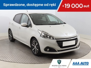 Peugeot 208 I Hatchback 5d Facelifting 1.2 PureTech 82KM 2017 Peugeot 208 1.2 PureTech, Salon Polska, VAT 23%
