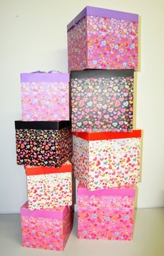 PUDEŁKO PREZENTOWE 22X22 CM 4 WZORY