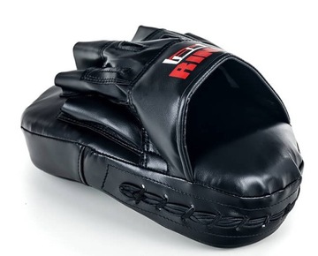 Лапы тренера, черные боксерские диски, тренировочные поплавки.