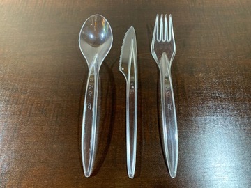 Одноразовые вилки из прозрачного пластика.