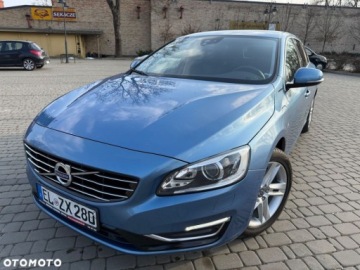Volvo V60 I 2014 Volvo V60 Volvo V60 D6 AWD Plug-in Hybrid Momentum 2.4 Hybryda Plug-in, zdjęcie 4