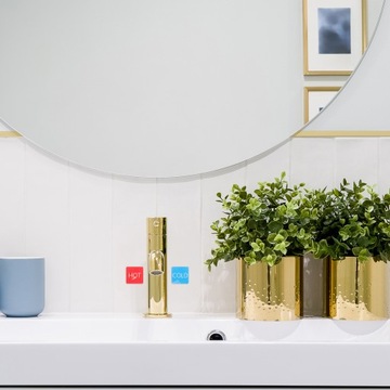 Наклейка с надписью «Горячая вода» и «Знаки холодной воды» на кране.